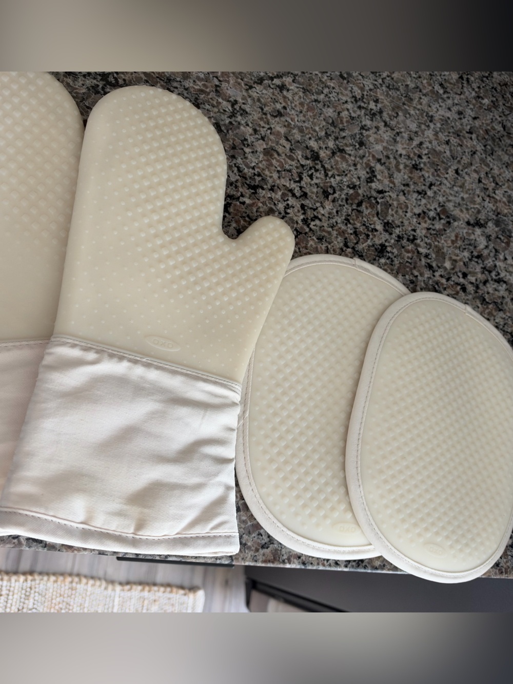 Brand New Oxo Cream Silicone Oven Mitts with Matching Pot Holders